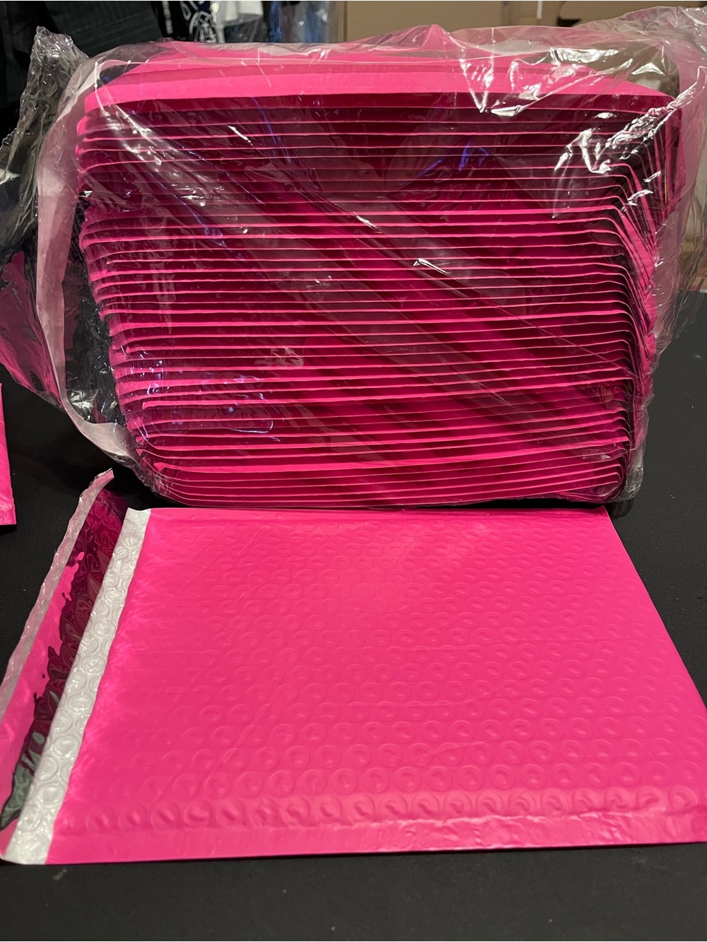 Hot Pink Bubble Mailers - Pack of 40 Protective Shipping Envelopes - 6x9 - Picture 2 of 3